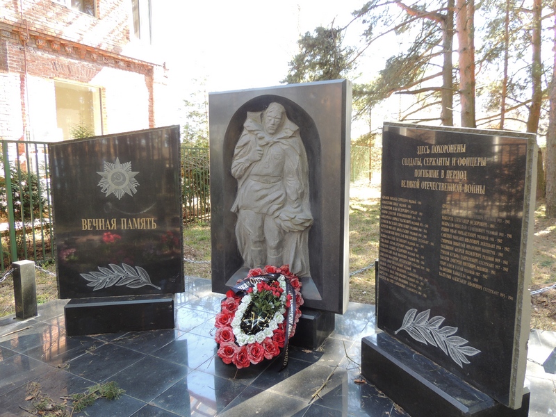 Воинское захоронение в поселке Вахонино